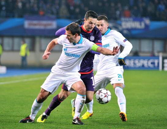 FUSSBALL - CL, A.Wien vs St.Petersburg WIEN,AUSTRIA,11.DEZ.13 - FUSSBALL - UEFA Champions League, Gruppenphase, FK Austria Wien vs Zenit Sankt Petersburg. Bild zeigt Konstantin Zyryanov (St.Petersburg), Philipp Hosiner (A.Wien) und Axel Witsel (St.Petersburg). 
