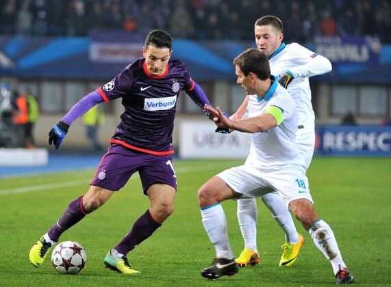 FUSSBALL - CL, A.Wien vs St.Petersburg WIEN,AUSTRIA,11.DEZ.13 - FUSSBALL - UEFA Champions League, Gruppenphase, FK Austria Wien vs Zenit Sankt Petersburg. Bild zeigt Philipp Hosiner (A.Wien), Konstantin Zyryanov und Axel Witsel (St.Petersburg). 