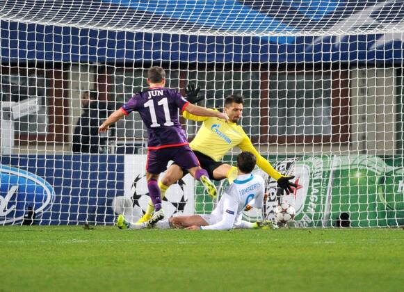 FUSSBALL - CL, A.Wien vs St.Petersburg WIEN,AUSTRIA,11.DEZ.13 - FUSSBALL - UEFA Champions League, Gruppenphase, FK Austria Wien vs Zenit Sankt Petersburg. Bild zeigt Tomas Jun (A.Wien). Keywords: Tor. 