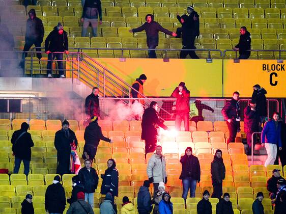 FUSSBALL - CL, A.Wien vs St.Petersburg WIEN,AUSTRIA,11.DEZ.13 - FUSSBALL - UEFA Champions League, Gruppenphase, FK Austria Wien vs Zenit Sankt Petersburg. Bild zeigt Fans. Keyword: bengalisches Feuer, Ausschreitungen 