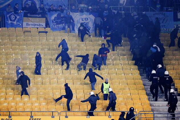 FUSSBALL - CL, A.Wien vs St.Petersburg WIEN,AUSTRIA,11.DEZ.13 - FUSSBALL - UEFA Champions League, Gruppenphase, FK Austria Wien vs Zenit Sankt Petersburg. Bild zeigt Fans und Polizisten. Keyword: Ausschreitungen. 