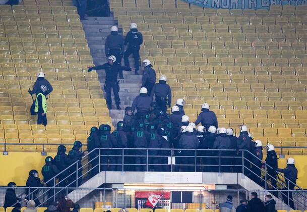 FUSSBALL - CL, A.Wien vs St.Petersburg WIEN,AUSTRIA,11.DEZ.13 - FUSSBALL - UEFA Champions League, Gruppenphase, FK Austria Wien vs Zenit Sankt Petersburg. Bild zeigt Fans und Polizisten. Keyword: Ausschreitungen. 