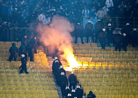 FUSSBALL - CL, A.Wien vs St.Petersburg WIEN,AUSTRIA,11.DEZ.13 - FUSSBALL - UEFA Champions League, Gruppenphase, FK Austria Wien vs Zenit Sankt Petersburg. Bild zeigt Fans und Polizisten. Keyword: bengalisches Feuer, Ausschreitungen 