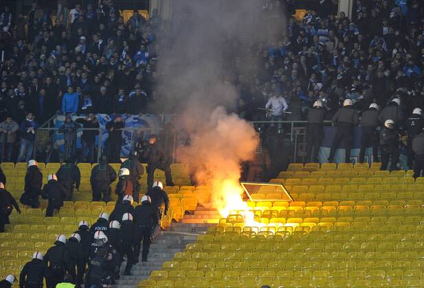 FUSSBALL - CL, A.Wien vs St.Petersburg WIEN,AUSTRIA,11.DEZ.13 - FUSSBALL - UEFA Champions League, Gruppenphase, FK Austria Wien vs Zenit Sankt Petersburg. Bild zeigt Fans. Keywords: Ausschreitungen, bengalisches Feuer. 