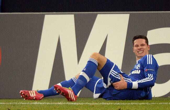 11.12.2013, xjhx, Fussball, UEFA Champions League, FC Schalke 04 - FC Basel, v.l. Julian Draxler (FC Schalke 04) verletzt
