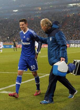 11.12.2013, xjhx, Fussball, UEFA Champions League, FC Schalke 04 - FC Basel, v.l. Julian Draxler (FC Schalke 04) verletzt