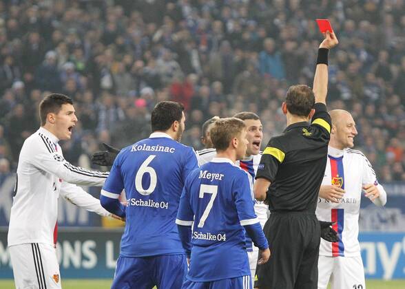 11.12.2013, xtvx, Fussball Champions League, FC Schalke 04 - FC Basel, v.l. Rote Karte, red card Ivan Ivanov (FC Basel) Schiedsrichter Paolo Tagliavente (Italien)