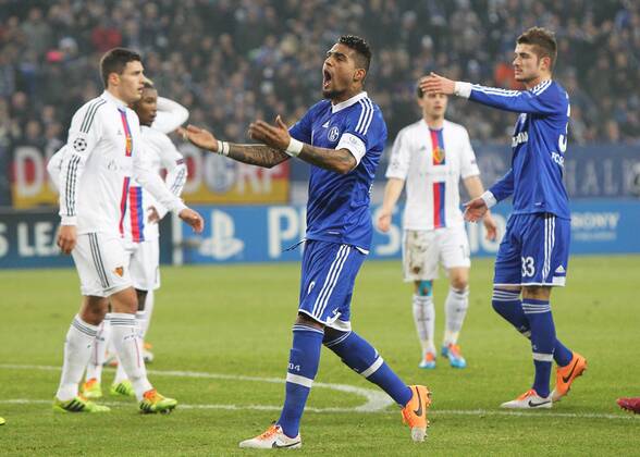 11.12.2013, xtvx, Fussball Champions League, FC Schalke 04 - FC Basel, v.l. Rote Karte, red card Ivan Ivanov (FC Basel) Kevin-Prince Boateng (FC Schalke 04) heizt die Fans an