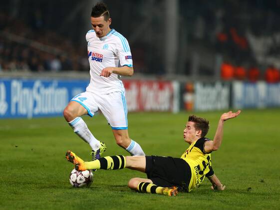 Mittwoch 11.12.2013, Saison 2013 2014, UEFA Champions League, 6. Spieltag im Stadion Velodrome Marseille, Olympique de Marseille - BVB Borussia Dortmund, Florian Thauvin (OM) gegen Erik Durm (BVB), v.l.