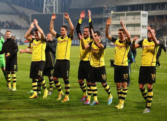 Mittwoch 11.12.2013, Saison 2013 2014, UEFA Champions League, 6. Spieltag im Stadion Velodrome Marseille,Dortmunder Jubel nach Abpfiff vor der Fankurve