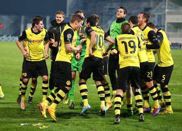 Mittwoch 11.12.2013, Saison 2013 2014, UEFA Champions League, 6. Spieltag im Stadion Velodrome Marseille,Dortmunder Jubel nach Abpfiff vor der Fankurve