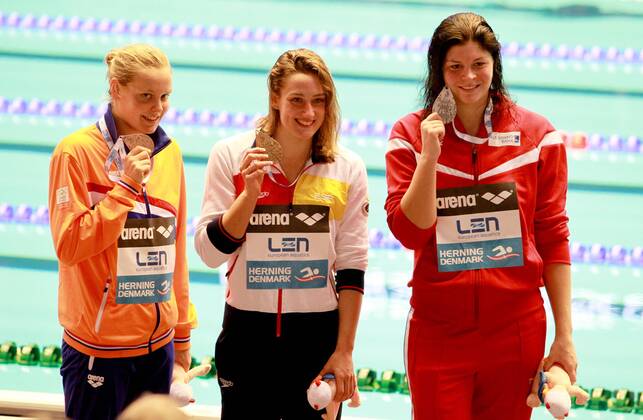 SCHWIMMEN - LEN Kurzbahn-EM 2013 HERNING,DAENEMARK,13.DEZ.2013 - DIVERS, SCHWIMMEN - LEN Kurzbahn-Europameisterschaften 2013, 800m Freistil der Damen, Siegerehrung. Bild zeigt Sharon Rouwendaal (NED), Mireia Garcia Belmonte (ESP) und Lotte Friis (DEN). 