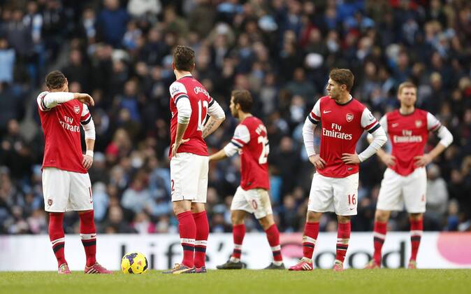 Arsenal s Mesut Ozil and Olivier Giroud look on dejected after going 5-2 down Manchester City vs Arsenal - Premier League - Etihad Stadium - Manchester - England - 14 12 2013 - Pic David Klein Sportimage EDITORIAL USE ONLY. No use with unauthorised audio, video, data, fixture lists, club league logos or live services. Online in-match use limited to 120 images, no video emulation. No use in betting, games or single club league player publications.