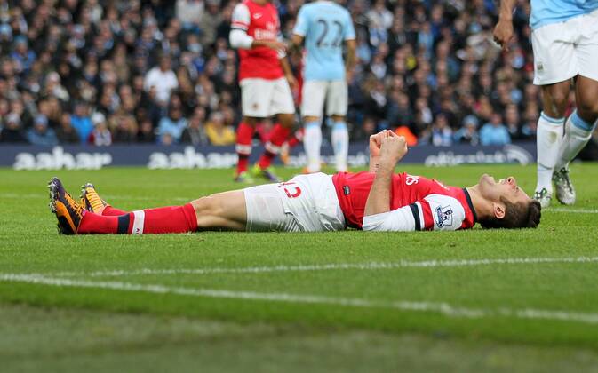 Arsenal s Olivier Giroud looks on dejected after missing a chance Manchester City vs Arsenal - Premier League - Etihad Stadium - Manchester - England - 14 12 2013 - EDITORIAL USE ONLY. No use with unauthorised audio, video, data, fixture lists, club league logos or live services. Online in-match use limited to 120 images, no video emulation. No use in betting, games or single club league player publications.