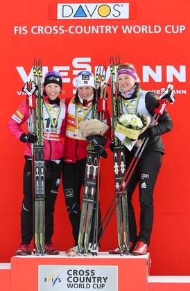 SKI NORDISCH - FIS WC Davos, 1,5km Sprint, Damen DAVOS,SCHWEIZ,15.DEZ.13 - SKI NORDISCH, LANGLAUF - FIS Weltcup, 1,5km Sprint der Damen, Freistil, Siegerehrung. Bild zeigt Kikkan Randall (USA), Marit Bjoergen (NOR) und Denise Herrmann (GER). Keyword: Medaille