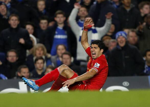 Liverpool s Luis Suarez looks on dejected Chelsea vs Liverpool - Premier League - Stamford Bridge- London - England - 29 12 2013 - Pic David Klein Sportimage EDITORIAL USE ONLY. No use with unauthorised audio, video, data, fixture lists, club league logos or live services. Online in-match use limited to 120 images, no video emulation. No use in betting, games or single club league player publications.