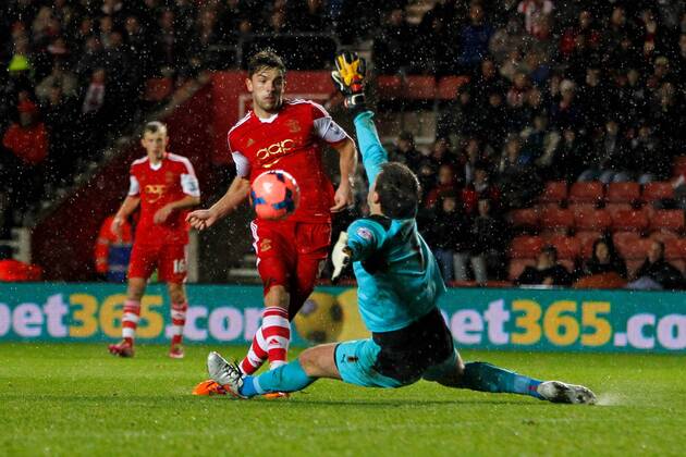 Football - 2013 2014 FA Cup - Third Round: Southampton vs. Burnley Southampton s Jay Rodriguez forces Tom Heaton of Burnley into a fine save at St Mary s Stadium Southampton Colorsport Shaun Boggust