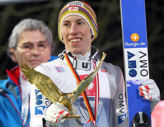 SKI NORDISCH - FIS WC Bischofshofen, Vierschanzentournee BISCHOFSHOFEN,AUSTRIA,06.JAN.14 - SKI NORDISCH, SKISPRINGEN - FIS Weltcup der Herren, Vierschanzen-Tournee, Siegerehrung. Thomas Diethart (AUT) und Generalsekretär Klaus Leistner (ÖSV). Keywords: Gesamtsieg, Trophäe. 