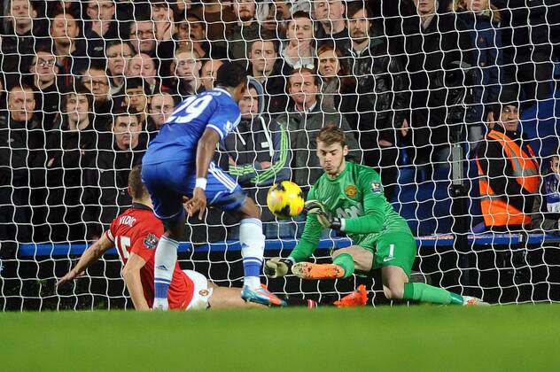 Football - 2013 2014 Premier League - Chelsea FC London vs. Manchester United (ManU) Chelsea s Samuel Eto o scores his 2nd goal past David de Gea at Stamford Bridge. 