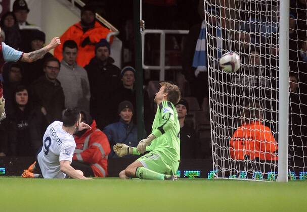 Football - 2013 2014 Capital One League Cup - Semi-Final: West Ham United vs. Manchester City Cit s Alvaro Negredo scores goal no 3 past Jussi Jaaskainen at Upton Park. COLORSPORT ANDREWxCOWIE