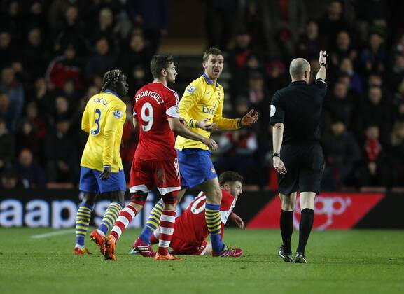 Arsenal s Per Mertesacker pleads his innocence after referee Lee Mason awards a freekick which led to Southampton s opening goal Southampton FC vs Arsenal FC London - Barclays Premier League - St Mary s Stadium - Southampton - England - 28 01 2014 EDITORIAL USE ONLY. No use with unauthorised audio, video, data, fixture lists, club league logos or live services. Online in-match use limited to 120 images, no video emulation. No use in betting, games or single club league player publications.