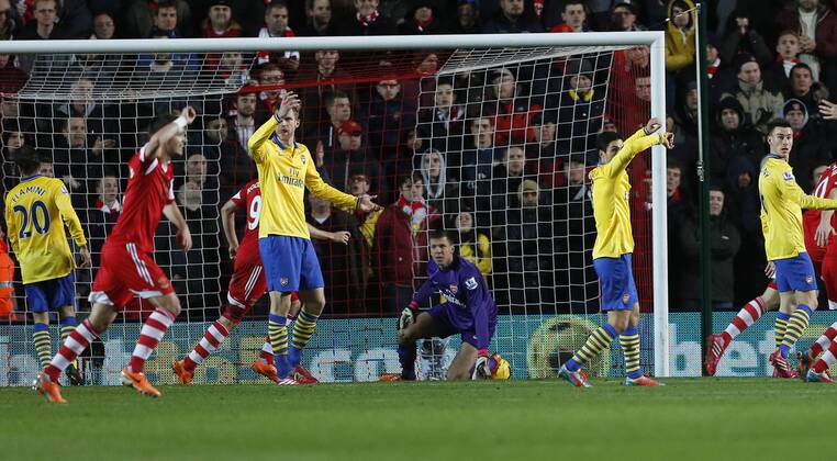 Arsenal s Wojiech Szczesny looks on dejected after going 1-0 down Southampton FC vs Arsenal FC London - Barclays Premier League - St Mary s Stadium - Southampton - England - 28 01 2014 EDITORIAL USE ONLY. No use with unauthorised audio, video, data, fixture lists, club league logos or live services. Online in-match use limited to 120 images, no video emulation. No use in betting, games or single club league player publications.