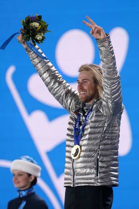 OLYMPIA - Olympische Spiele 2014 SOTSCHI,RUSSLAND,08.FEB.14 - DIVERS, OLYMPIA, SNOWBOARD - Olympische Winterspiele Sotschi 2014, Slopestyle der Herren, Medaillenvergabe am Medal Plaza. Bild zeigt den Jubel von Olympiasieger Sage Kotsenburg (USA). Keywords: Medaille. 