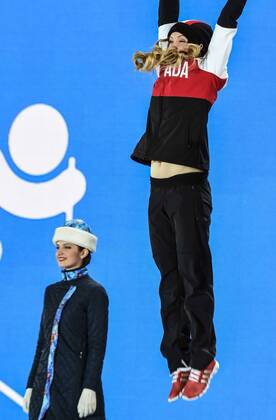 (140209) -- SOCHI, Feb. 9, 2014 (Xinhua) -- Gold medalist Justine Dufour-Lapointe of Canada celebrates at the victory-ceremony of Women s Moguls of Freestyle Skiing at the Sochi 2014 Winter Olympic Games in Sochi, Feb. 9, 2014. (Xinhua Wang Haofei) (SP)OLY-RUSSIA-SOCHI-FREESTYLE SKIING-WOMEN MOGULS-VICTORY CEREMONY 