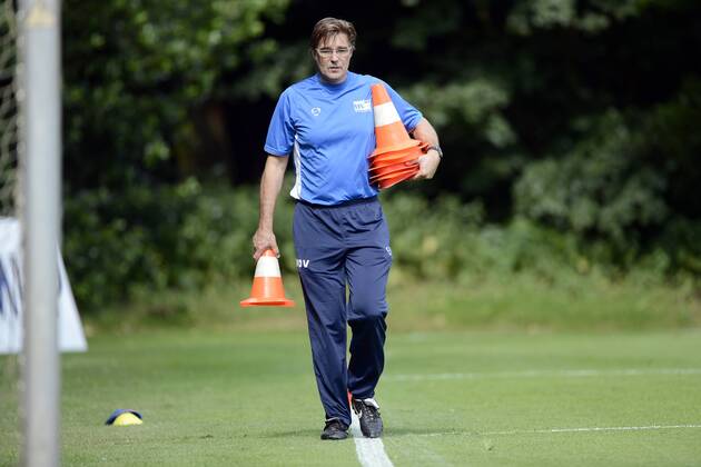 VDV-Trainingscamp --- Fussball --- 1.Bundesliga --- 09.07.2012 Ralf Zumdick (Trainer VDV), stellt Hütchen auf, Freisteller, Einzelbild