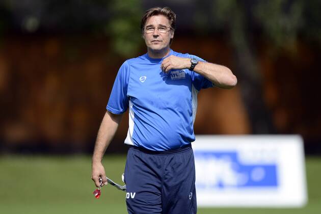 VDV-Trainingscamp --- Fussball --- 1.Bundesliga --- 09.07.2012 Ralf Zumdick (Trainer VDV), mit Pfeife in der Hand, Einzelbild, halbe Figur