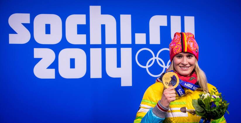 Sotschi, 12.02.2014, Olympiapark Sotschi, Medaillen-Übergabe im Bild: Gold für Natalie Geisenberger (Deutschland), Rodeln, Einzel der Frauen