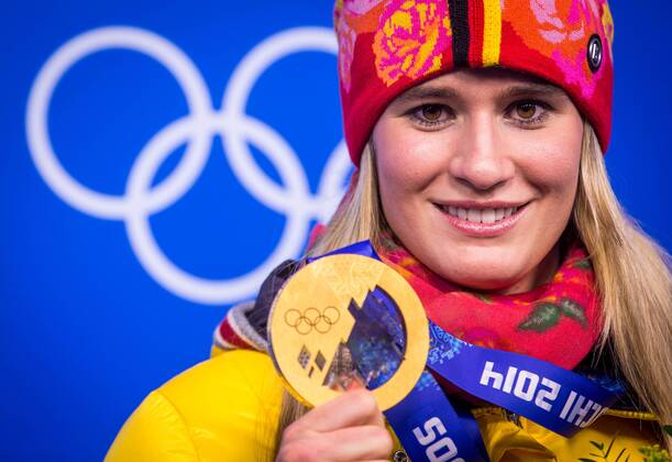 Sotschi, 12.02.2014, Olympiapark Sotschi, Medaillen-Übergabe im Bild: Gold für Natalie Geisenberger (Deutschland), Rodeln, Einzel der Frauen