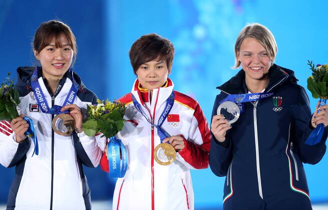 OLYMPIA - Olympische Spiele 2014 SOTSCHI,RUSSLAND,13.FEB.14 - DIVERS, OLYMPIA, SHORT TRACK - Olympische Winterspiele Sotschi 2014, 500m der Damen, Siegerehrung, Medaillenvergabe am Medal Plaza. Bild zeigt Park Seung Hi (KOR), Li Jianrou (CHN) und Arianna Fontana (ITA). Keywords: Medaillie. 