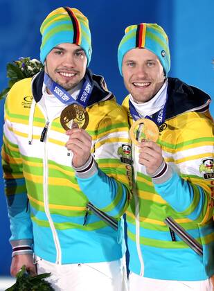 OLYMPIA - Olympische Spiele 2014 SOTSCHI,RUSSLAND,14.FEB.14 - DIVERS, OLYMPIA, RODELN - Olympische Winterspiele Sotschi 2014, Siegerehrung, Medaillenvergabe am Medal Plaza, Kunstbahnrodeln, Doppelsitzer der Herren. Bild zeigt Tobias Wendl und Tobias Arlt (GER). Keywords: Medaille. 
