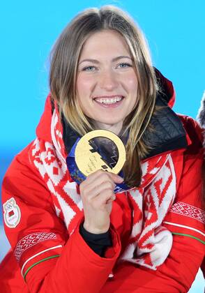 OLYMPIA - Olympische Spiele 2014 SOTSCHI,RUSSLAND,15.FEB.14 - DIVERS, OLYMPIA, BIATHLON - Olympische Winterspiele Sotschi 2014, 15km Einzel der Damen, Siegerehrung, Medaillenvergabe am Medal Plaza. Bild zeigt Darya Domracheva (BLR). Keywords: Medaillie. 