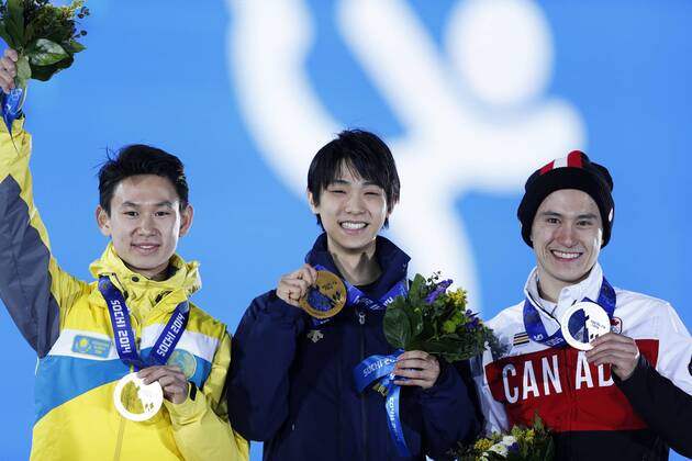 (140215) -- SOCHI, Feb. 15, 2014 (Xinhua) -- Gold medalist Japan s Yuzuru Hanyu (C), silver medalist Canada s Patrick Chan (R) and bronze medalist Kazakhstan s Denis Ten pose during the awarding ceremony for the men s free skating of Figure Skating event at the 2014 Sochi Winter Olympic Games in Sochi, Russia, Feb. 15, 2014. (Xinhua Wang Lili) (SP)OLY-RUSSIA-SOCHI-FIGURE SKATING-MEN S FREE SKATING 
