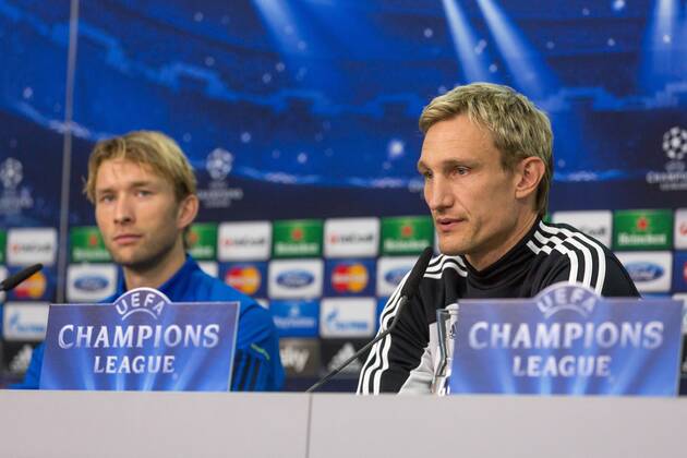 Trainer Sami Hyypiä (Bayer 04 Leverkusen) und Kapitaen Simon Rolfes 6 (Bayer 04 Leverkusen) Abschluss - Pressekonferenz Bayer 04 Leverkusen --- Fussball --- Champions League --- Achtelfinale --- 17.02.2014, EP_JSE