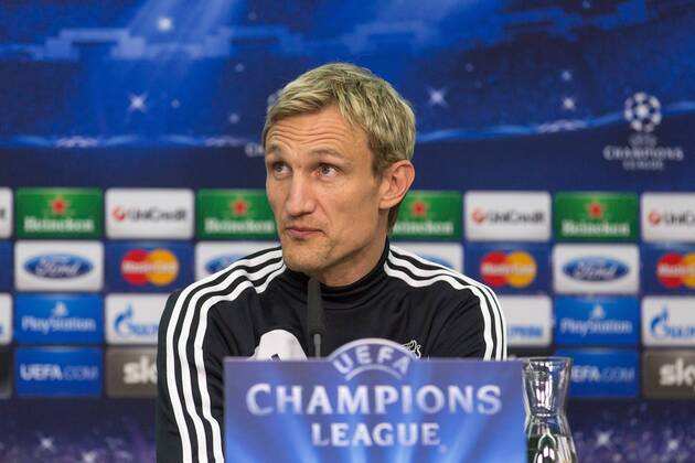 Trainer Sami Hyypiä (Bayer 04 Leverkusen) nachdenklich, schaut nach oben Abschluss - Pressekonferenz Bayer 04 Leverkusen --- Fussball --- Champions League --- Achtelfinale --- 17.02.2014, EP_JSE