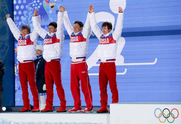 OLYMPIA - Olympische Spiele 2014 SOTSCHI,RUSSLAND,17.FEB.14 - DIVERS, OLYMPIA, SKI NORDISCH, LANGLAUF - Olympische Winterspiele Sotschi 2014, 4x10km Staffel der Herren, Siegerehrung, Medaillenvergabe am Medal Plaza. Bild zeigt den Jubel von Dmitriy Japarov, Alexander Bessmertnykh, Alexander Legkov und Maxim Vylegzhanin (RUS).