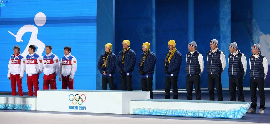 OLYMPIA - Olympische Spiele 2014 SOTSCHI,RUSSLAND,17.FEB.14 - DIVERS, OLYMPIA, SKI NORDISCH, LANGLAUF - Olympische Winterspiele Sotschi 2014, 4x10km Staffel der Herren, Siegerehrung, Medaillenvergabe am Medal Plaza. Bild zeigt Dmitriy Japarov, Alexander Bessmertnykh, Alexander Legkov, Maxim Vylegzhanin (RUS), Lars Nelson, Daniel Richardsson, Johan Olsson, Marcus Hellner (SWE), Jean Marc Gaillard, Maurice Manificat, Robin Duvillard und Ivan Perrillat Boiteux (FRA).