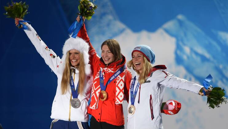 (140218) -- SOCHI, Feb. 18, 2014 (Xinhua) -- Gold medalist Darya Domracheva (C) of Belarus, silver medalist Gabriela Soukalova (L) of Czech Republic and bronze medalist Tiril Eckhoff of Norway pose at the victory ceremony for the women s 12.5km mass start of Biathlon at the 2014 Sochi Winter Olympic Games in Sochi, Russia, Feb. 18, 2014. (Xinhua Wang Haofei) (SP)OLY-RUSSIA-SOCHI-BIATHLON-WOMEN S 12.5 KM MASS START 