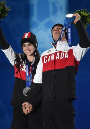 (140218) -- SOCHI, Feb. 18, 2014 (Xinhua) -- Silver medalists Tessa Virtue (L) Scott Moir of Canada pose at the victory ceremony for the ice dance of the Figure Skating at the 2014 Sochi Winter Olympic Games in Sochi, Russia, Feb. 18, 2014. (Xinhua Wang Haofei) (SP)OLY-RUSSIA-SOCHI-FIGURE SKATING-ICE DANCE 