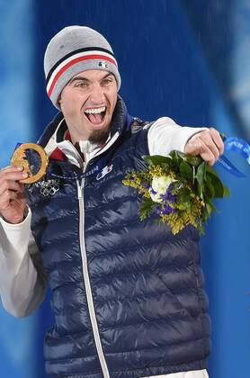 (140218) -- SOCHI, Feb. 18, 2014 (Xinhua) -- Gold medalist Pierre Vaultier of France poses at the victory ceremony for men s snowboard cross at the 2014 Sochi Winter Olympic Games in Sochi, Russia, Feb. 18, 2014. (Xinhua Wang Haofei) (SP)OLY-RUSSIA-SOCHI-SNOWBOARD-MEN S SNOWBOARD CROSS 