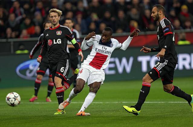 18.02.2014, xovx, Fussball Champions League, Bayer 04 Leverkusen - Paris St.Germain, v.l.Simon Rolfes (Bayer 04 Leverkusen), Blaise Matuidi (Paris Saint-Germain), Ömer Toprak (Bayer 04 Leverkusen), mit dem Tor zum 0:1, .