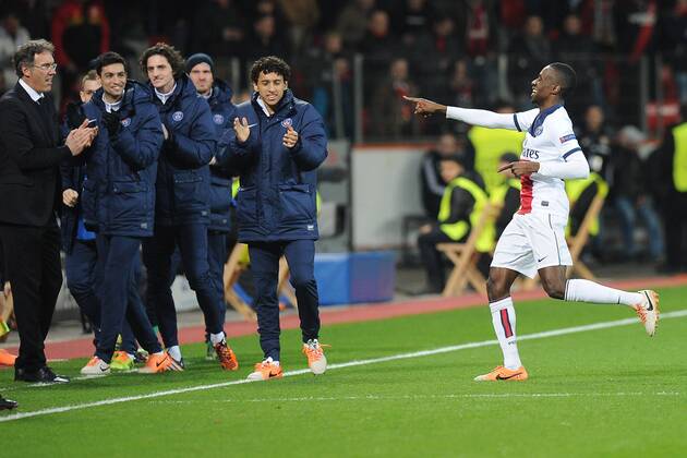 Fußball Champions League Achtelfinale Bayer Leverkusen - Paris St. Germain am 18.02.2014 in der BayArena in Leverkusen Torjubel zum 0:1 durch Blaise Matuidi ( Paris ), rechts - Laurent Blanc ( Trainer Paris ), links