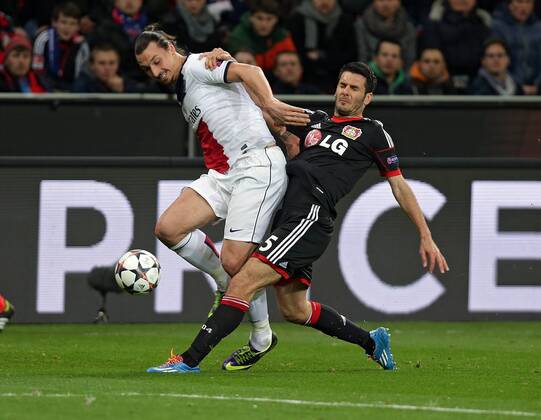 18.02.2014, xovx, Fussball Champions League, Bayer 04 Leverkusen - Paris St.Germain, v.l. Zweikampf zwischen Zlatan Ibrahimovic (Paris Saint-Germain) und Emir Spahic (Bayer 04 Leverkusen), .