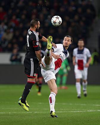 18.02.2014, xovx, Fussball Champions League, Bayer 04 Leverkusen - Paris St.Germain, v.l. Ömer Toprak (Bayer 04 Leverkusen), Zlatan Ibrahimovic (Paris Saint-Germain), ,