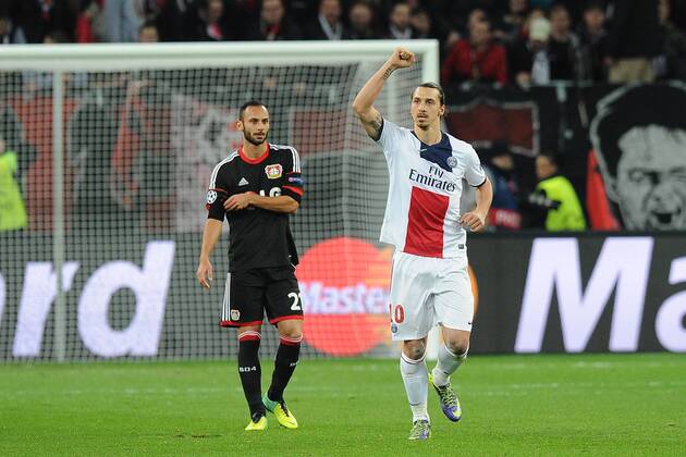 Fußball Champions League Achtelfinale Bayer Leverkusen - Paris St. Germain am 18.02.2014 in der BayArena in Leverkusen Torjubel zum 0:2 durch Zlatan Ibrahimovic ( Paris ), rechts - Ömer Toprak ( Leverkusen ), links
