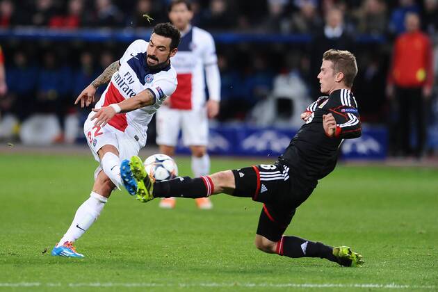 Fußball Champions League Achtelfinale: Bayer Leverkusen - Paris St. Germain am 18.02.2014 in der BayArena in Leverkusen Ezequiel Lavezzi ( Paris ), links - Lars Bender ( Leverkusen ), rechts
