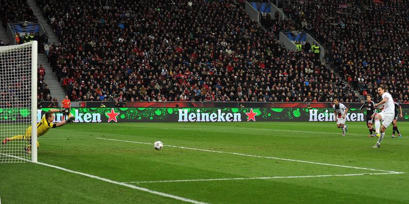 Bayer 04 Leverkusen vs. Paris St. Germain --- Fussball --- Champions League --- 18.02.2014 Zlatan Ibrahimovic (Paris), rechts, Elfmeter, Tor zum 0:2, links Bernd Leno (Leverkusen), Freisteller,